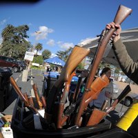 Losandželosas policija izsniedz dāvanu kartes apmaiņā pret ieročiem