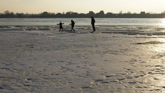 daugava, ledus, cilveki