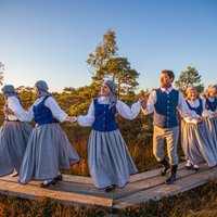 Rudenīgi krāšņi foto: Dejotāji no visas Latvijas tiekas Ķemeru purvā