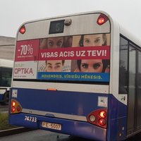 Uz 'Rīgas satiksmes' autobusiem parādījušās par seksismu kritizētā optikas salona reklāmas