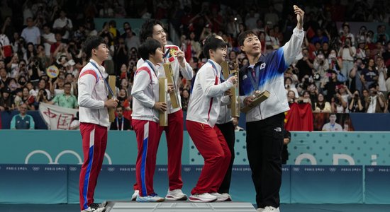 Ziemeļkorejas olimpiešiem dzimtenē draud nepatikšanas smaidīga selfija dēļ