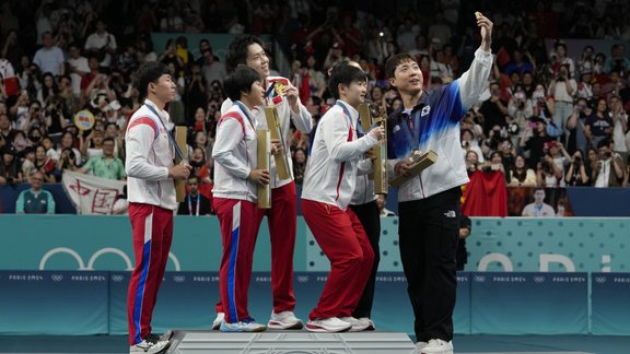 Ziemeļkorejas un Dienvidkorejas galda tenisistu selfijs