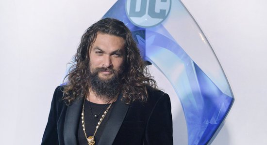 Aktieris Džeisons Momoa aicina iepazīt haizivis, skatoties īpašu filmu kolekciju