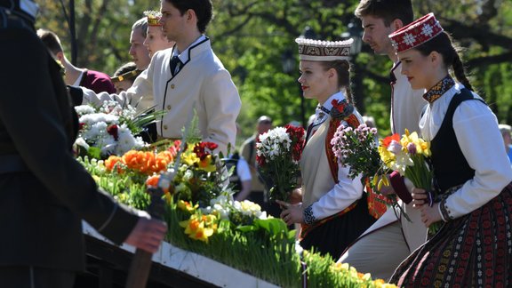 Svinīgā ziedu nolikšanas ceremonija pie Brīvības pieminekļa