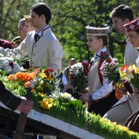 Foto: Svinīgā ziedu nolikšanas ceremonija pie Brīvības pieminekļa