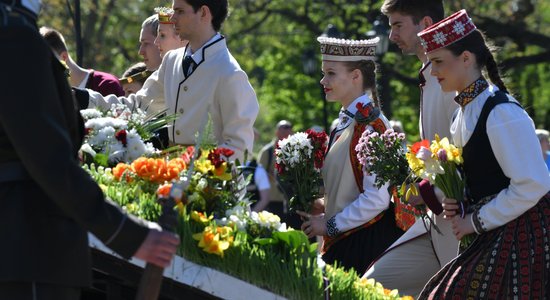 ФОТО, ВИДЕО. Состоялось возложение цветов к памятнику Свободы и торжественное заседание Сейма в честь Дня восстановления независимости 
