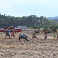 Foto un video: Samoilovs un Toms Šmēdiņš sniedz pludmales volejbola meistarklasi