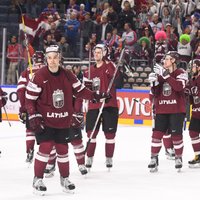 Latvijas hokejisti pēc smagās spēles pret slovākiem izvairījušies no traumām
