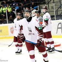 Latvijas U-18 hokejisti grupu turnīru noslēdz ar zaudējumu ASV, gaida ceturtdaļfināla pretiniekus
