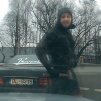 Video: Dusmīgs vīrs ar āmuru Rīgā izsit stiklu automašīnai