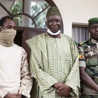 Par Mali pārejas valdības līderi izraudzīts bijušais aizsardzības ministrs