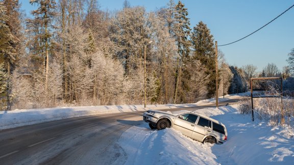 ziema auto avārija slidens ceļš grāvis kupena