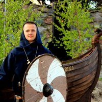 Foto: Grobiņā iesvēta jauno kuršu vikingu liellaivu