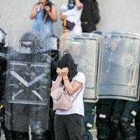 Напряжение в Вильнюсе растет: протестующие оцепили Сейм, полиция применила слезоточивый газ, ранен полицейский