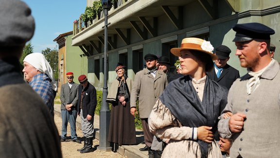 Aicina pieteikties vēsturiskās filmas 'Zeme, kas dzied' masu skatiem