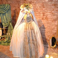 Daugavpils cietoksnī atklāta krāšņa 19. gadsimta tērpu izstāde