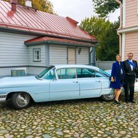 Ilvess prezidenta rezidenci pamet klasiskā 'Cadillac' limuzīnā