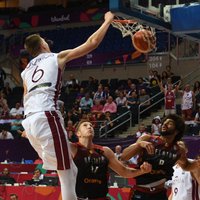 Video: Porziņģis un Dāvis Bertāns iekļūst 'Eurobasket 2017' pirmā posma labāko momentu izlasē