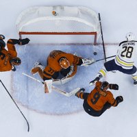 Girgensonam solīds spēles laiks 'Sabres' zaudējumā pret 'Flyers'