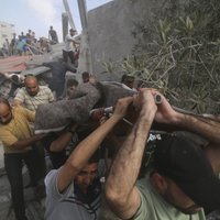 Izraēla turpina uzlidojumus Gazas joslā; sabumbo arī 'Hamās' šūniņu Rietumkrastā