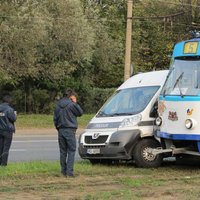 Foto: Rīgā 5.tramvajs taranē policijas 'busiņu'