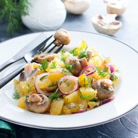 19 šampinjonu salātu receptes ikdienai un svētkiem