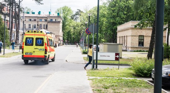 Varbūt izdosies apturēt reto slimību. Bērnu slimnīcā sākta unikāla ārstēšana jaundzimušajam