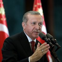Erdogans: ārkārtas stāvoklis Turcijā paliks spēkā līdz brīdim, 'kad viss būs norimies'