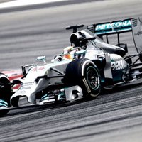 'Mercedes' atkal ātrākie, Fetels izslīd no trases