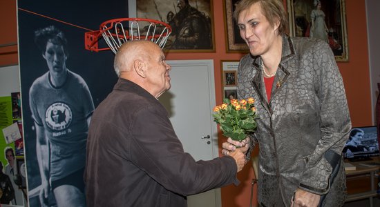 Foto: Uļa svinīgi atklāj meiteņu basketbola turnīru Rīgā