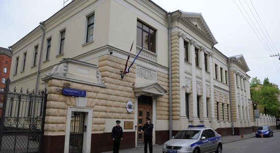 ReTV: в Москве протестуют против Латвии; официальная Рига подает ноту протеста