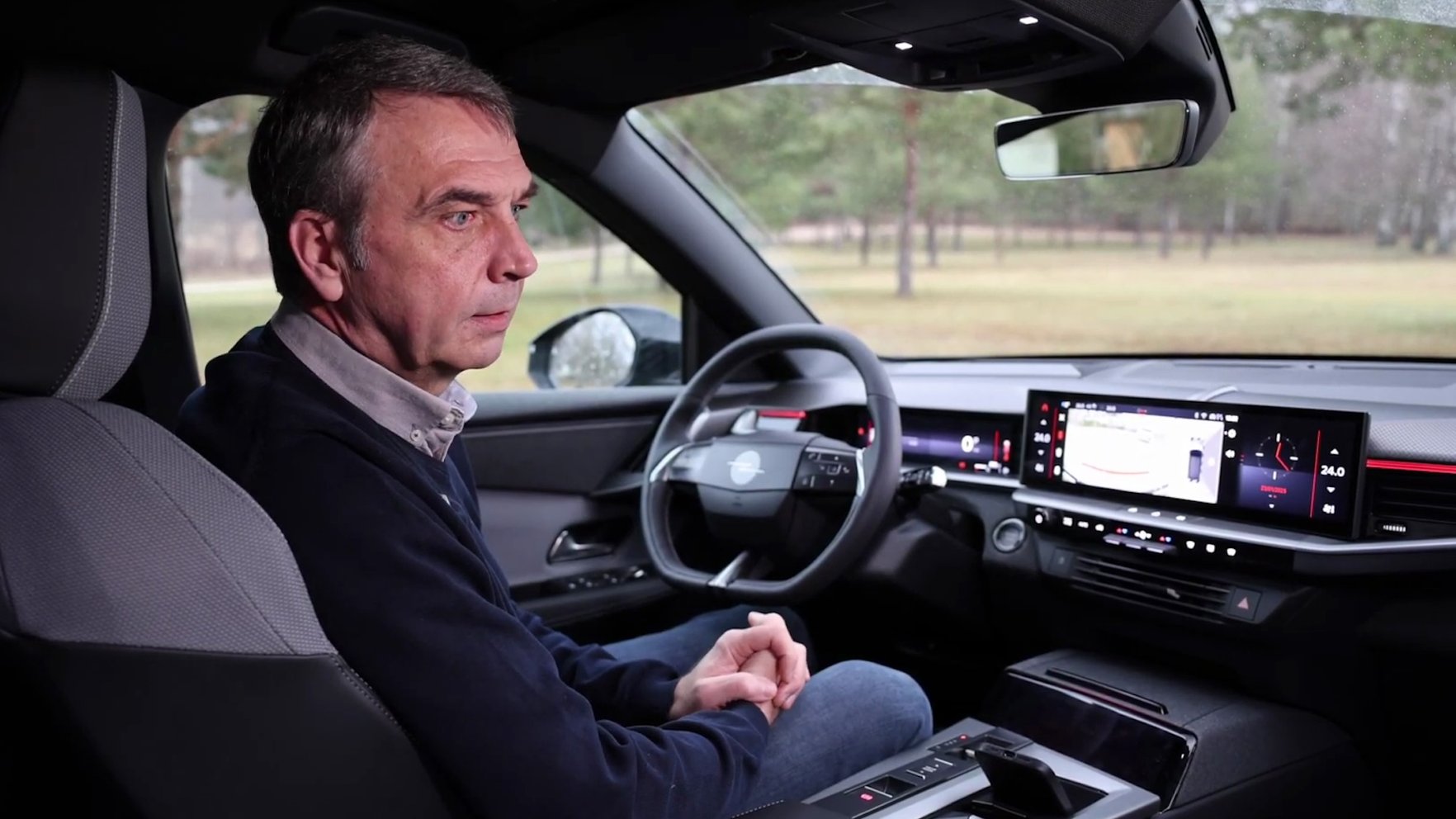 Video: Andris Baltacis izmēģina jauno "Opel Grandland" apvidnieku