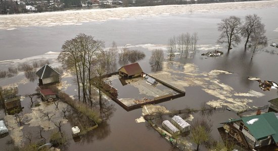 Reportāža: Skats uz plūdu skarto Jēkabpili no putna lidojuma