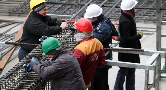 Латвия упрощает требования к работникам-иностранцам