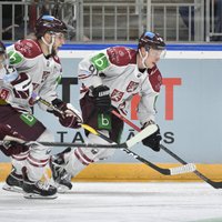 Latvijas hokejisti pārbaudes spēlē pagarinājumā pieveic Krievijas izlasi
