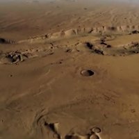 Video: tā izskatās Marsa kalni un ieplakas