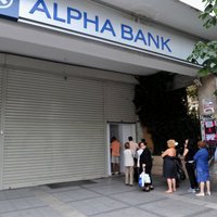 Grieķijas valdības solījumi: bankas pirmdien atsāks darbu, mīkstināti ierobežojumi naudas izņemšanai