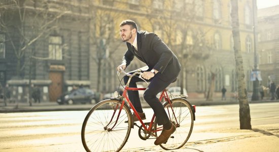 Почти половина автоводителей летом предпочитают велосипед