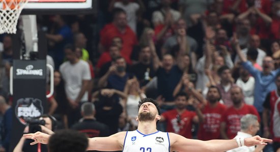 Micičs ar 'sirēnlauzi' ievelk 'Anadolu Efes' komandu Eirolīgas finālā