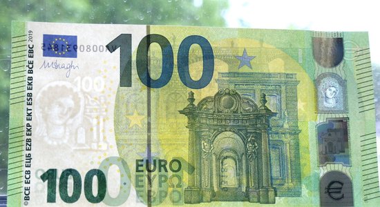 Lagarda rosina uz jaunajām eiro banknotēm attēlot da Vinči