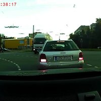 ВИДЕО: Наглый водитель BMW в Пурвциемсе чуть не сбил пешехода
