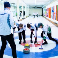 Kērlingistu Barones un Bunča komandas izcīna Latvijas čempionu titulu junioriem