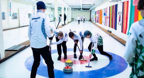 Kērlingistu Barones un Bunča komandas izcīna Latvijas čempionu titulu junioriem