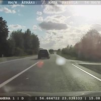 Video: Traucoties ar 185 km/h, 'Mercedes-Benz' vadītājs apdzen policijas auto