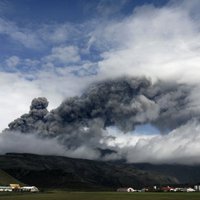 Vulkāna dēļ Islandē izsludina aviācijas trauksmi