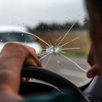 47% autovadītāju mēdz braukt ar bojātu vējstiklu