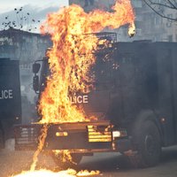 Foto: Prištinā liesmo valdības ēka un policijas transports