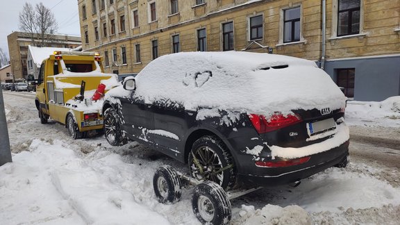 Rīgas pašvaldības policija evakuē automobiļus - 2