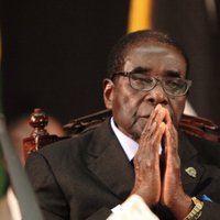 Laikraksts: Zimbabves prezidents Mugabe ir uz nāves gultas