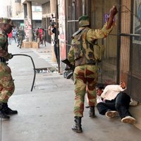 Foto: Zimbabves armijai pārmet nepamatota spēka pielietošanu pret demonstrantiem